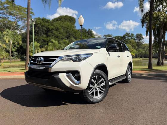 TOYOTA HILUX SW4 2.8 SRX 4X4 7 LUGARES 16V TURBO INTERCOOLER DIESEL 4P AUTOMÁTICO